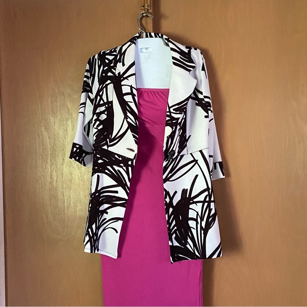 Frank Lyman Design tailored jacket boasts one huge button and abstract B/W art.